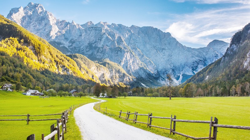 Logardalen med mektige alpefjell i bakgrunnen